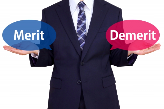 MeritとDemeritの吹き出しとビジネスマン