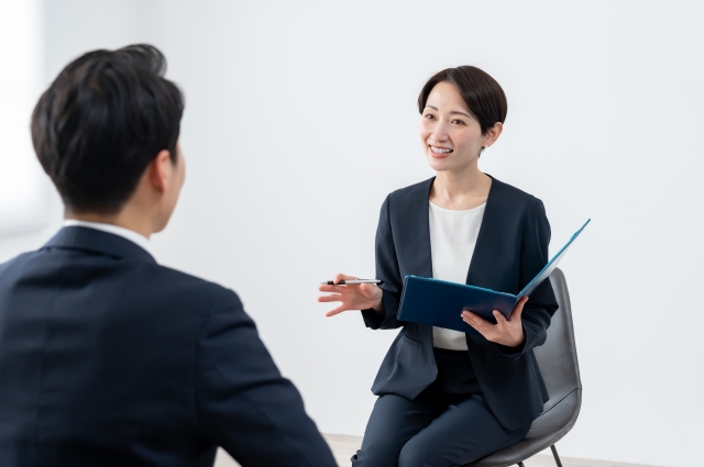 面談を行う男女