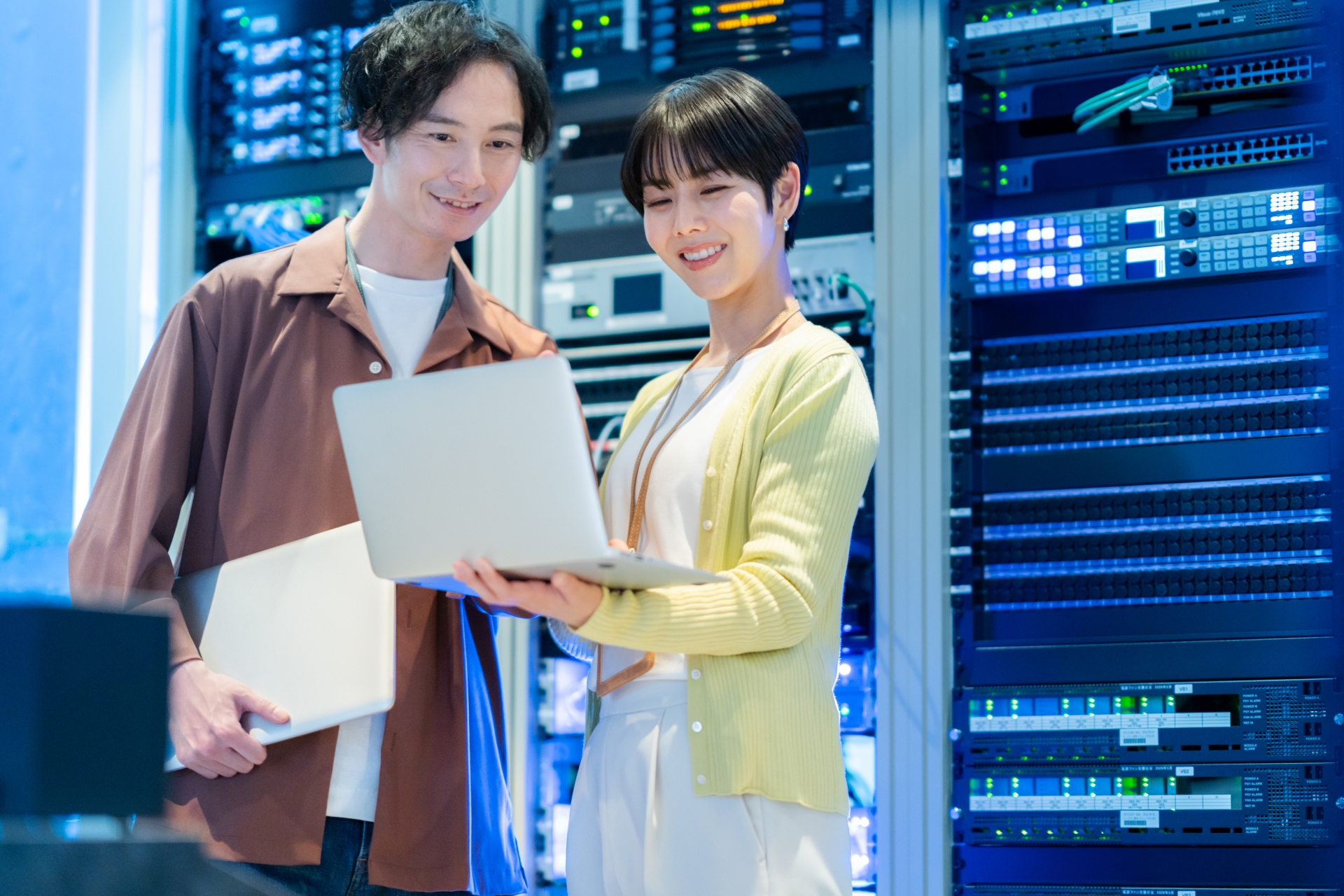 サーバルームでメンテナンス作業を行うエンジニア