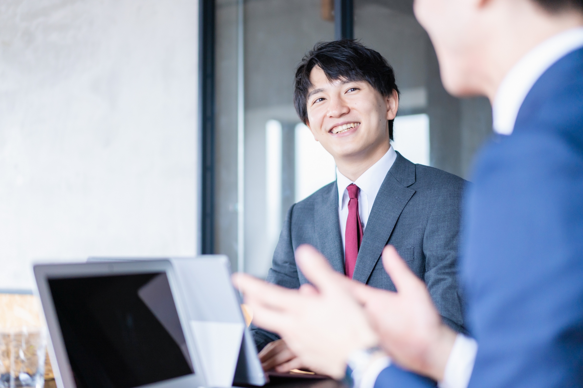 ミーティングをする二人のビジネスマン