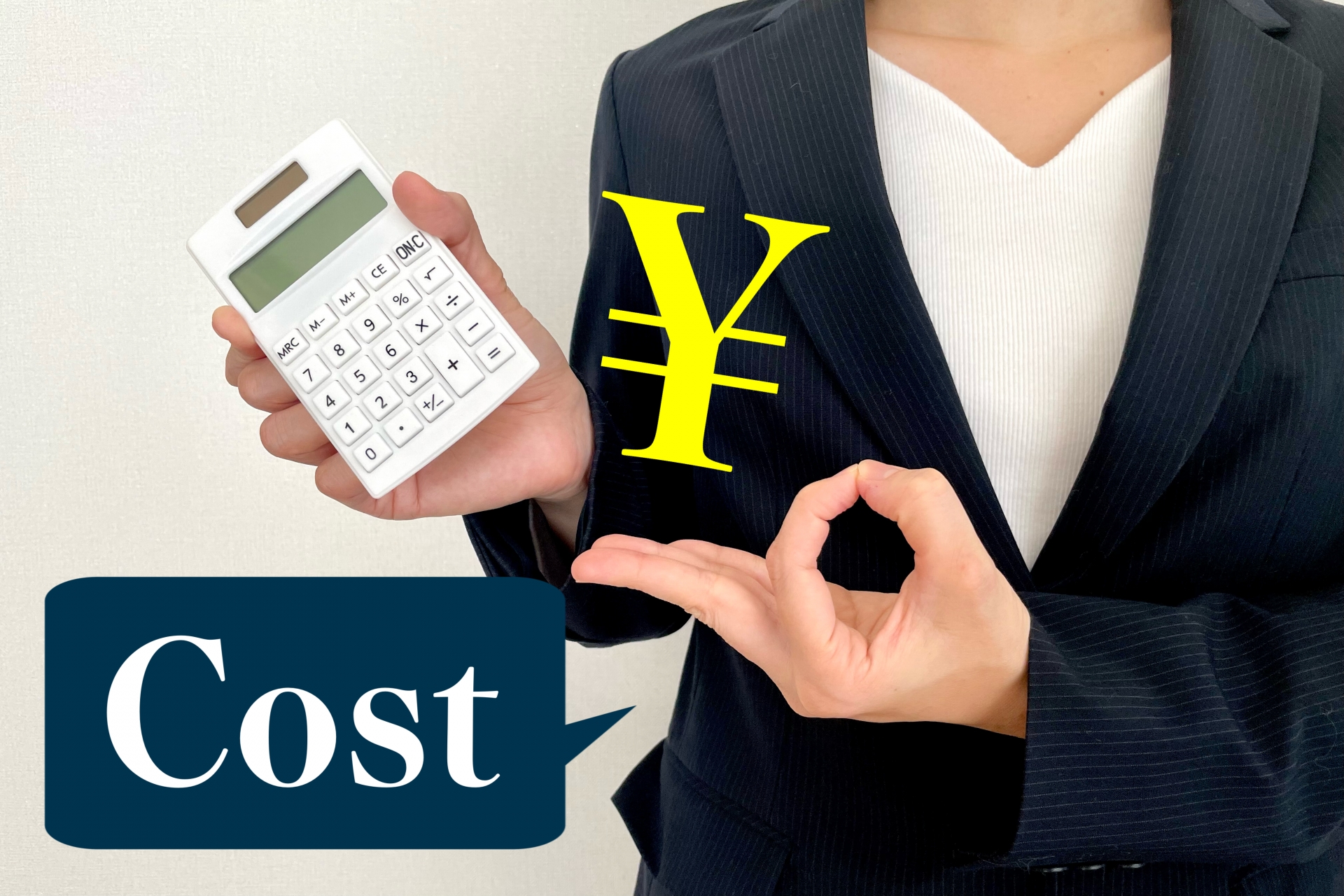 「Cost」の文字と￥マーク、電卓を持った女性