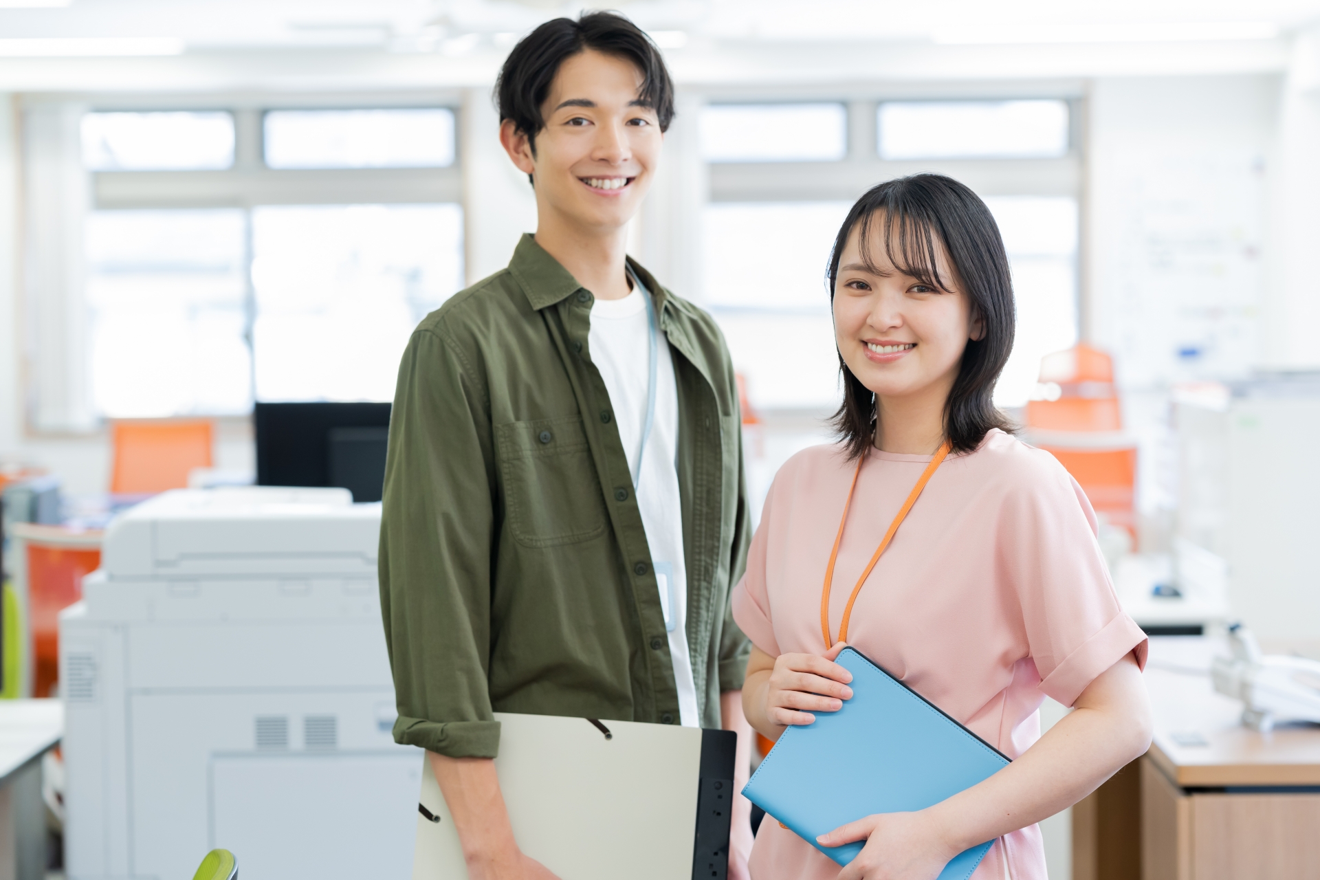 オフィスで働く男女