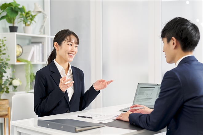笑顔でミーティングをするビジネスパーソン