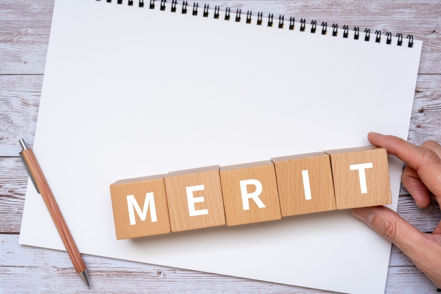 MERIITと書かれた積み木