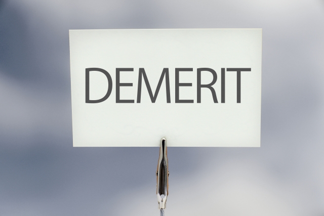 DEMERITと書かれたカード