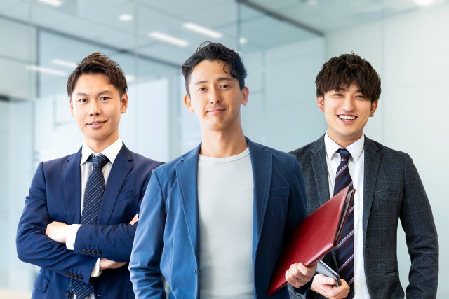 ベンチャー企業で働く3人の若手社員
