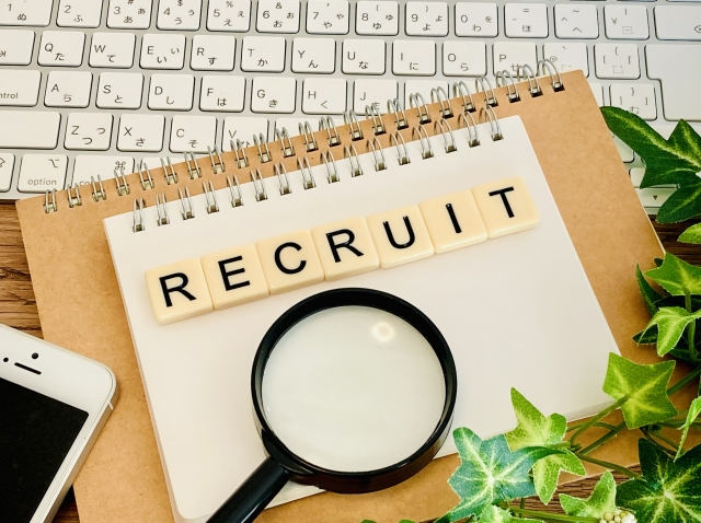 RECRUITのブロックと虫眼鏡