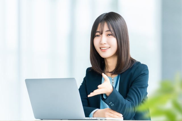 笑顔で対応する若手キャリアアドバイザー