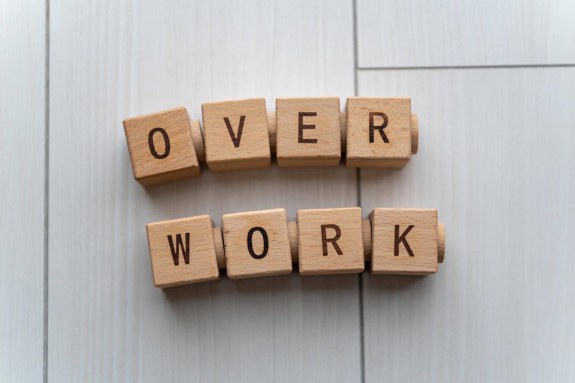 「OVER WORK」の文字