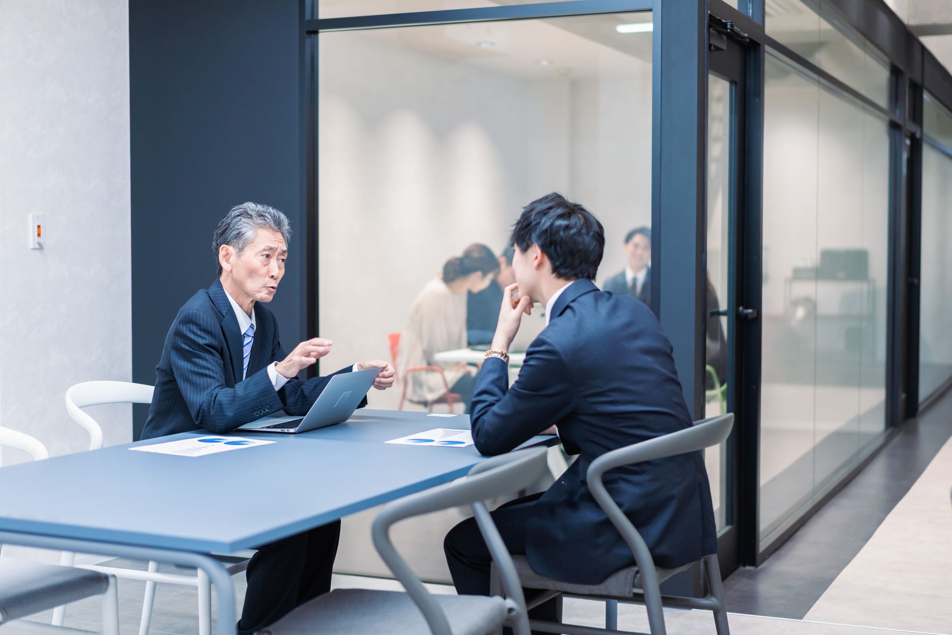オフィスで面談を行うビジネスマン