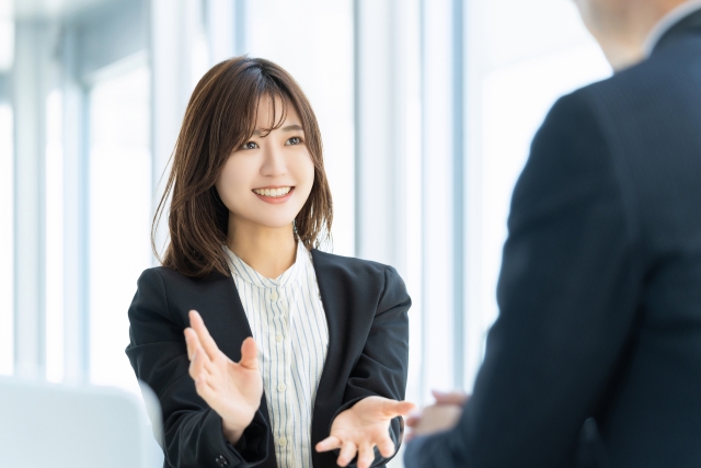 身振り手振りを交えて説明するビジネスウーマン