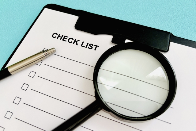 チェックリストと虫眼鏡