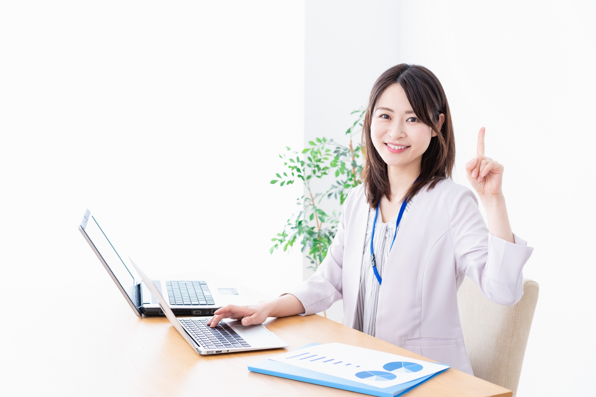 指を立てて説明する女性ビジネスパーソン
