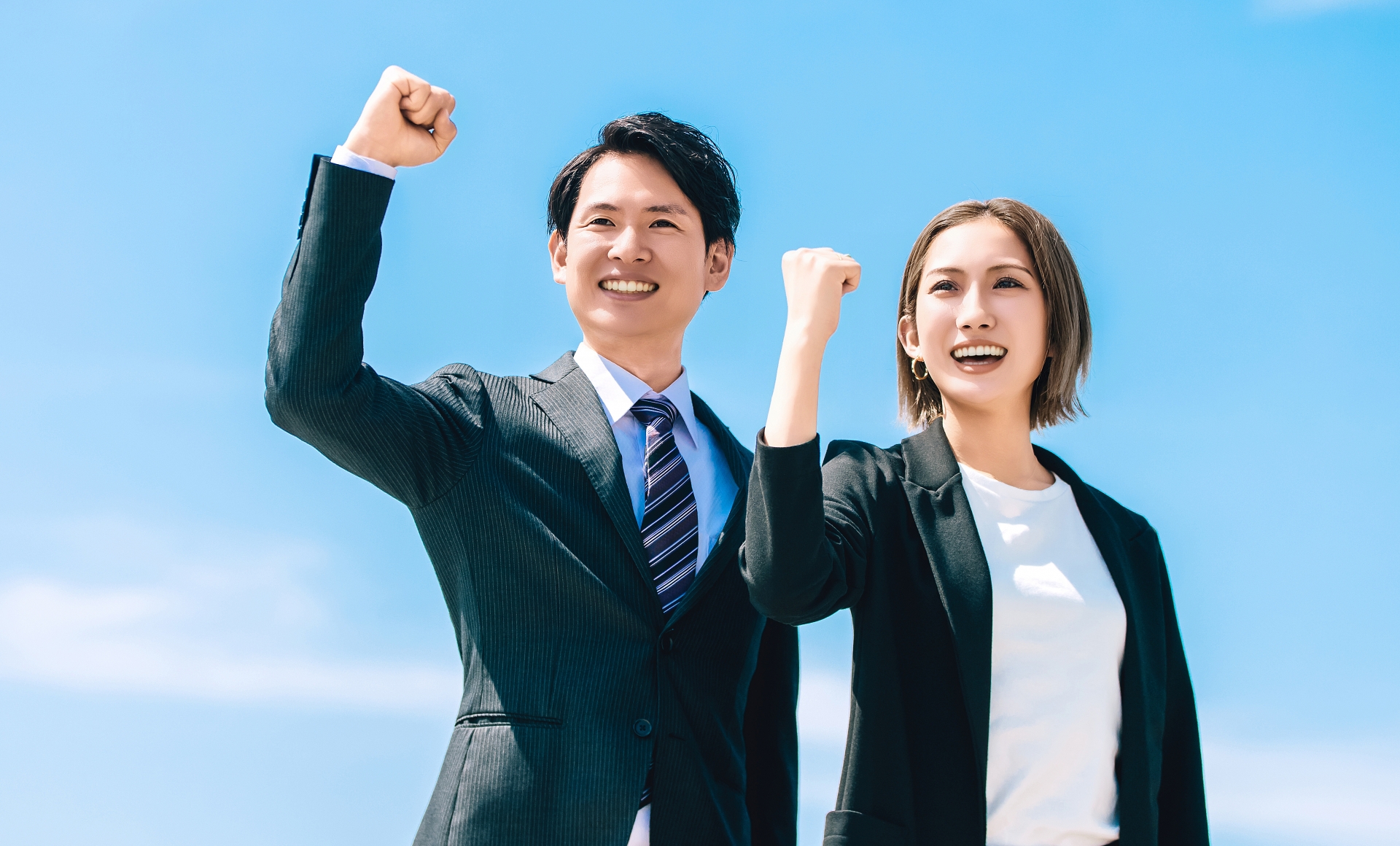 ガッツポーズする男女ビジネスパーソン