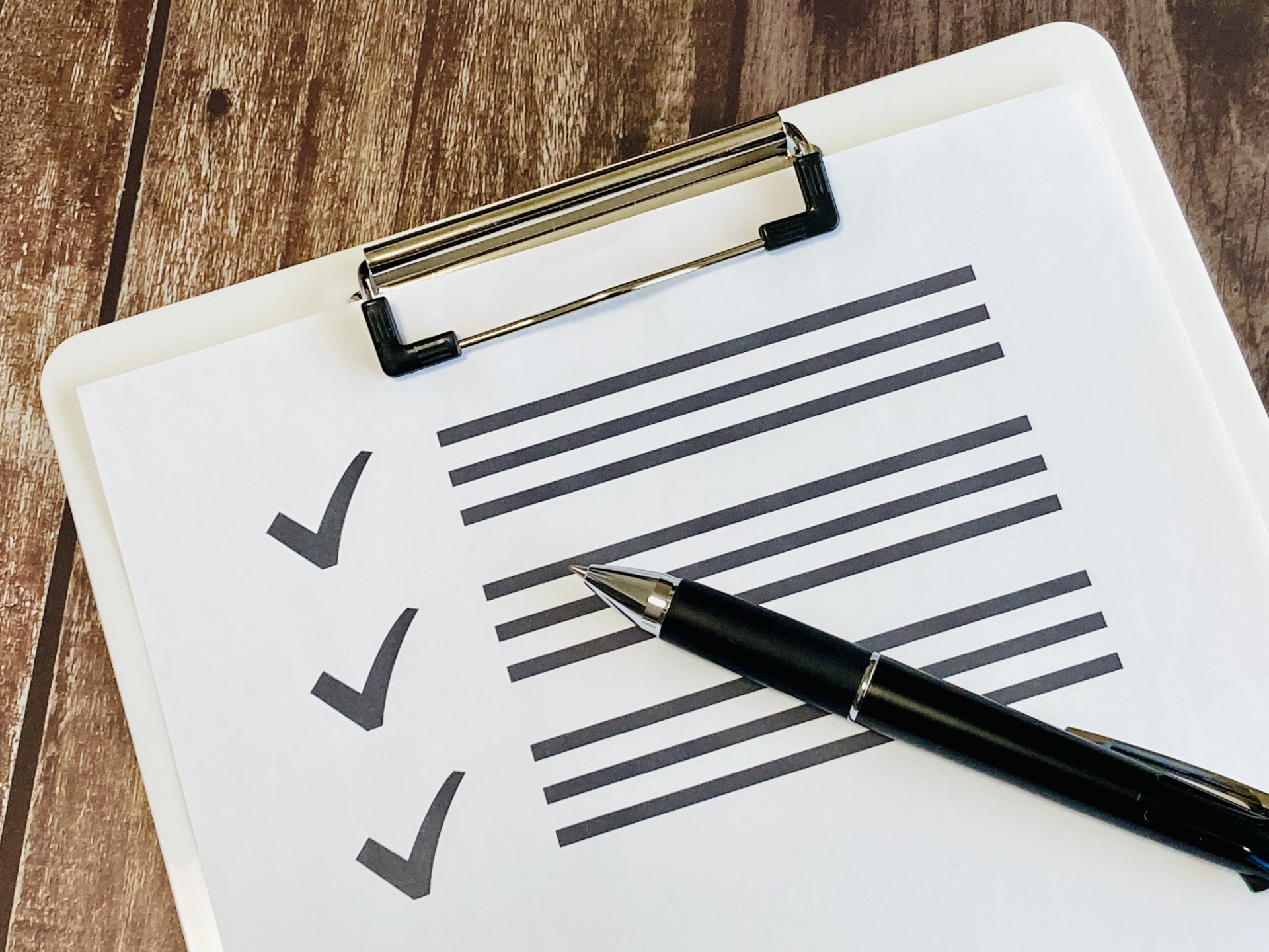 チェックリストのイメージとペン