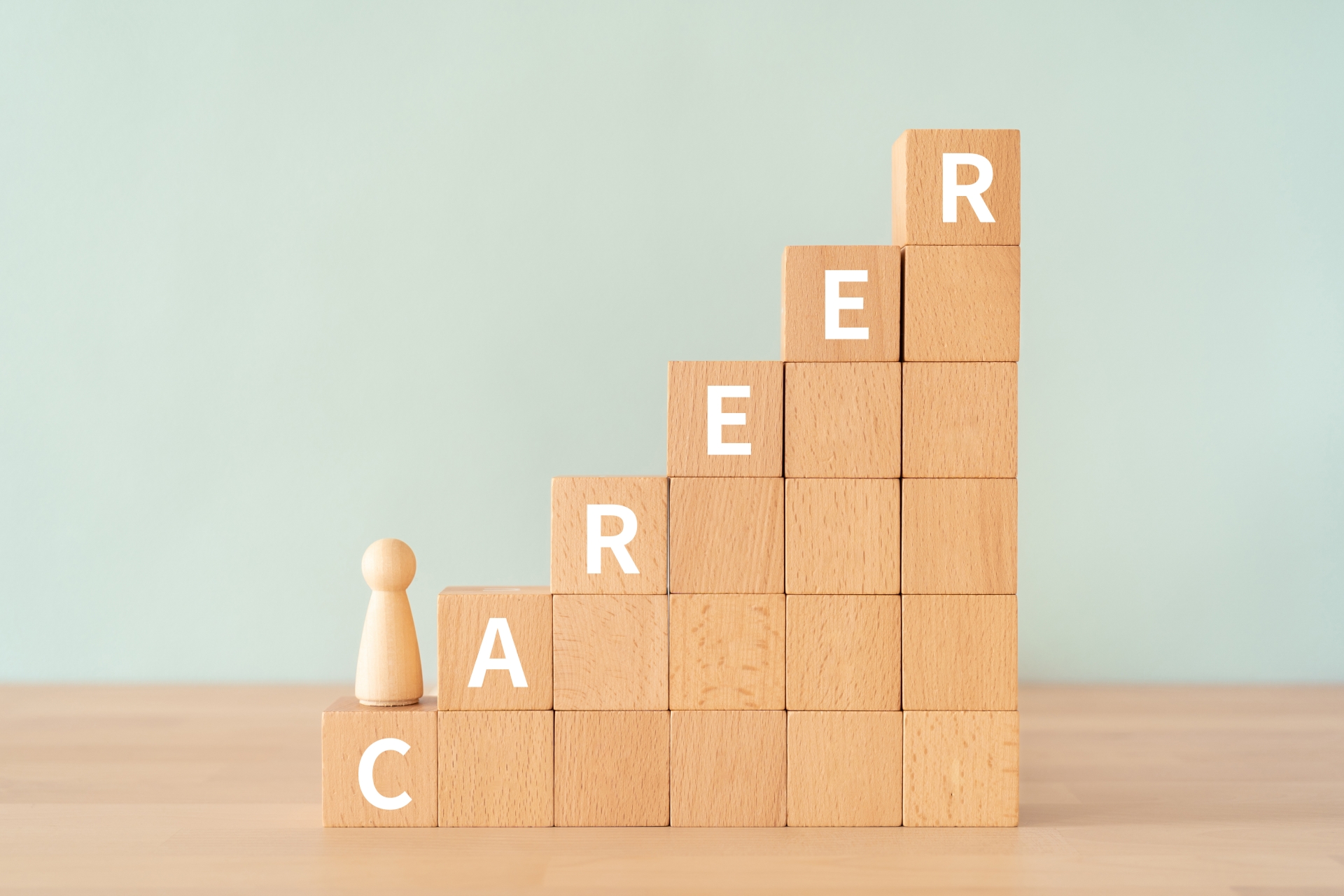 階段状に積み上げられたCAREERのキューブ