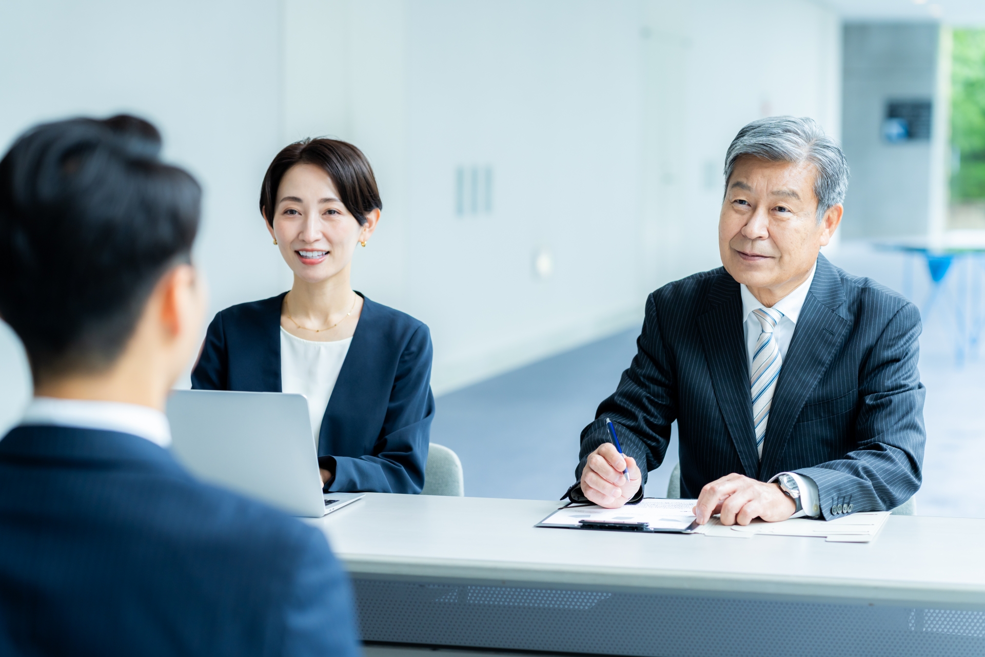 オフィスで面談を行うビジネスパーソン