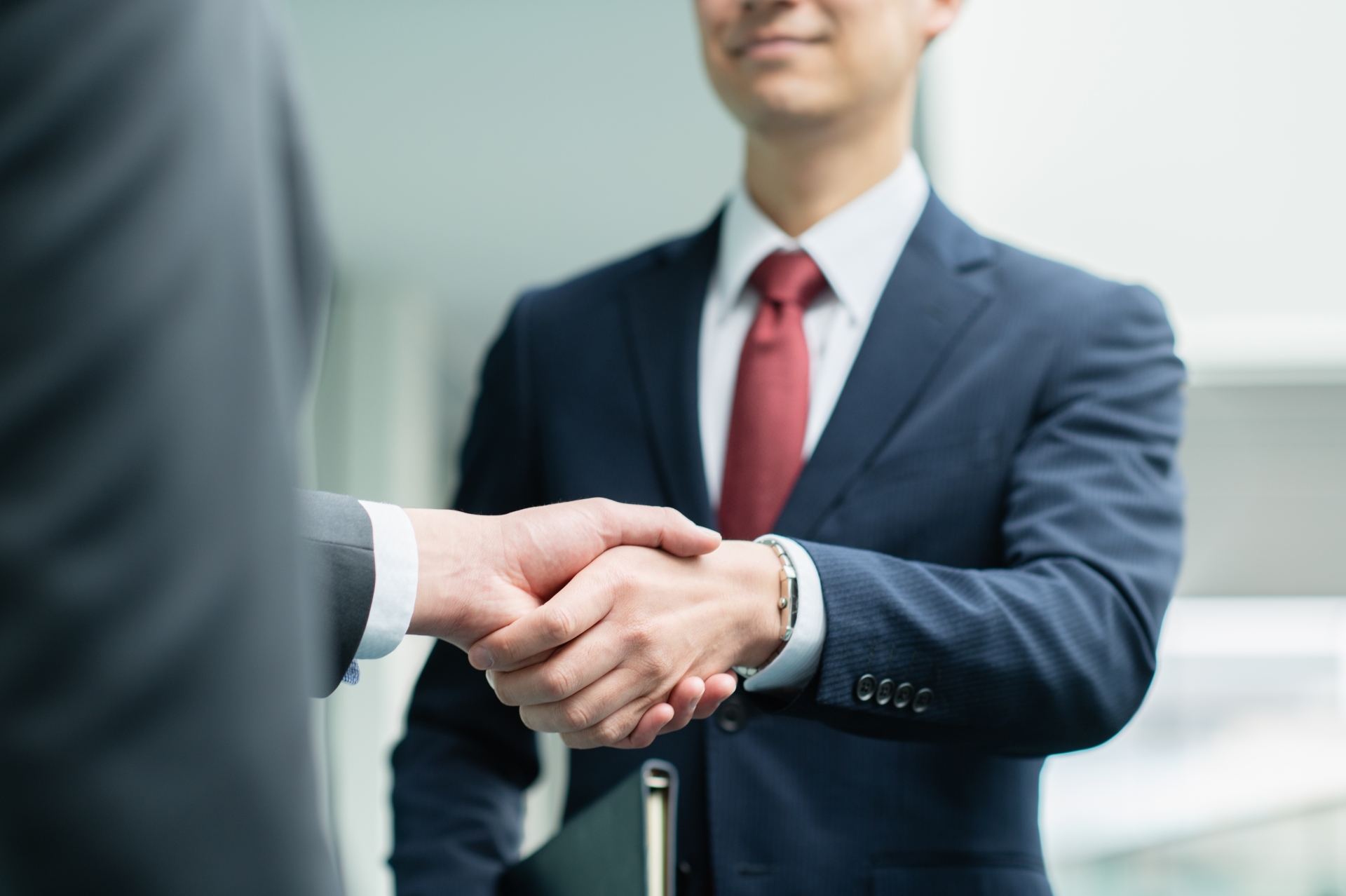 握手をするビジネスマン