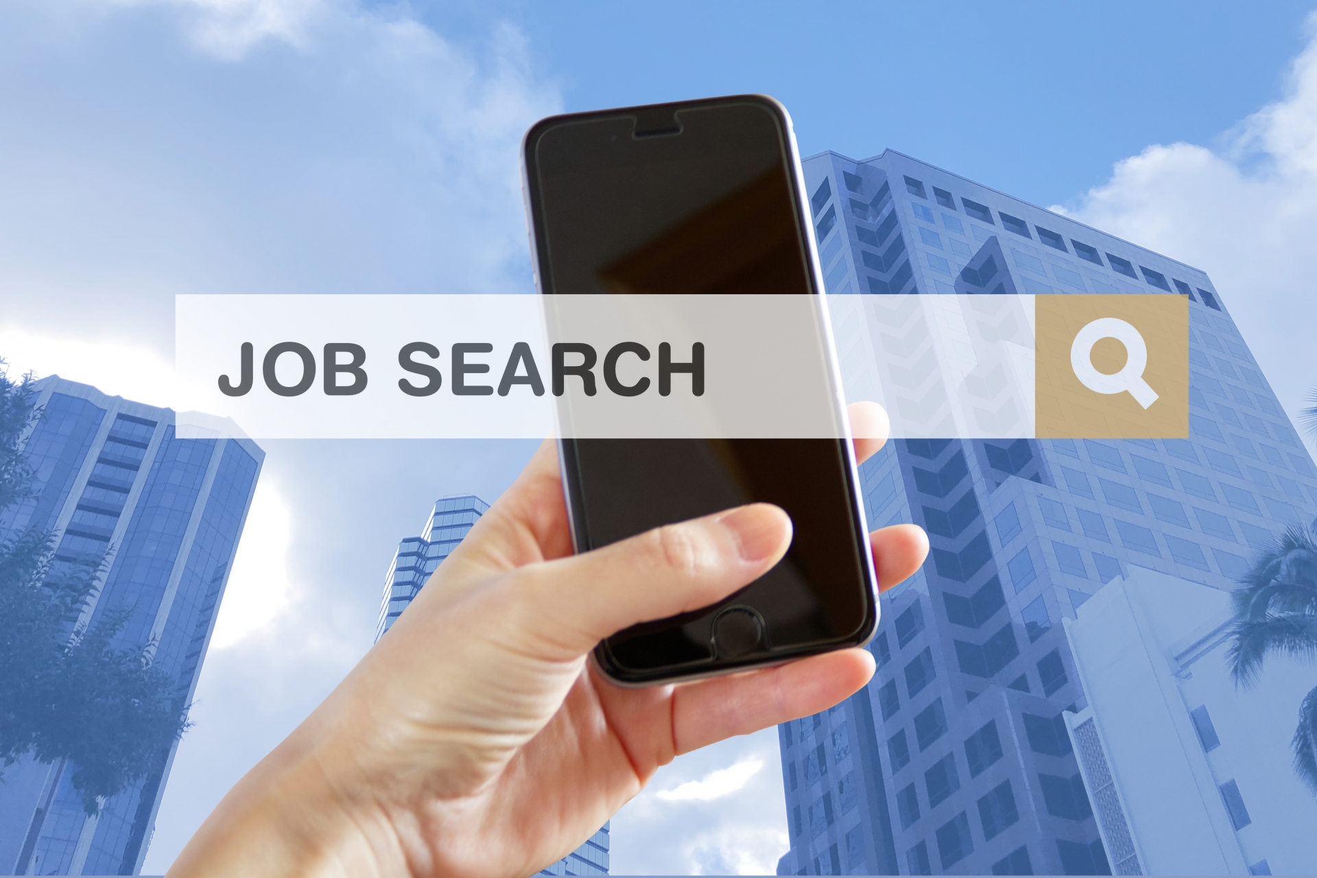 スマートフォンを手に仕事探しをするイメージ
