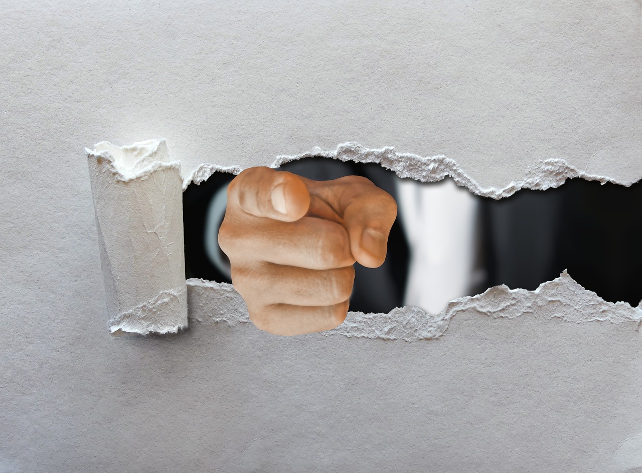 こちらを指さす手